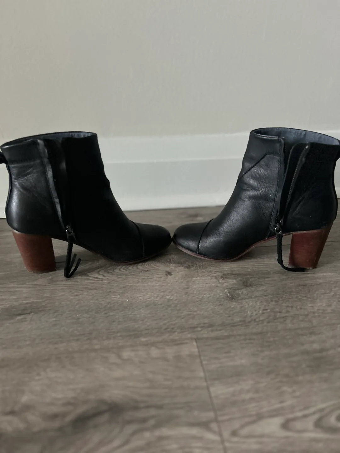 TOMS Black Leather Ankle Boots - Size 8 image indicator(2)