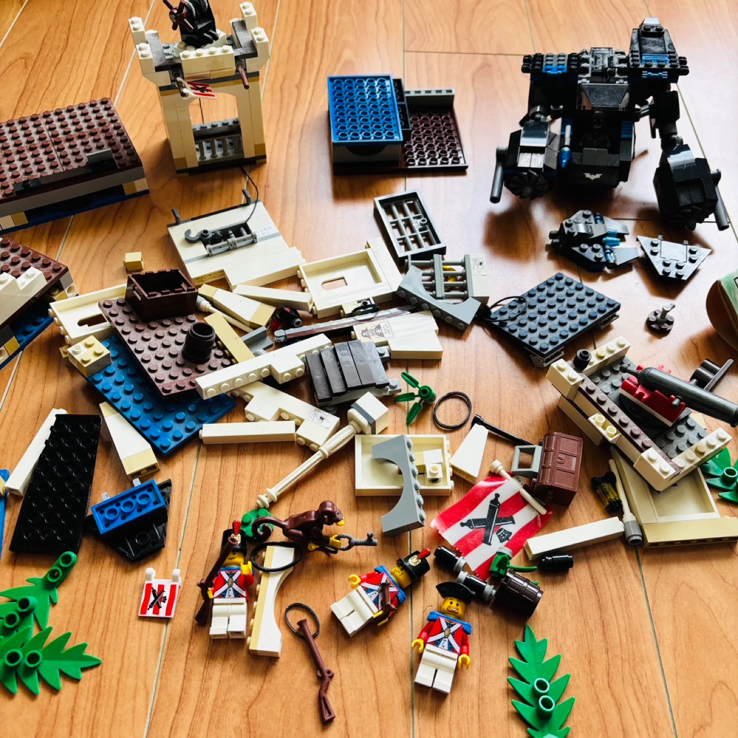 2x LEGO Sets - Pirates 6242 & Batman image indicator(2)