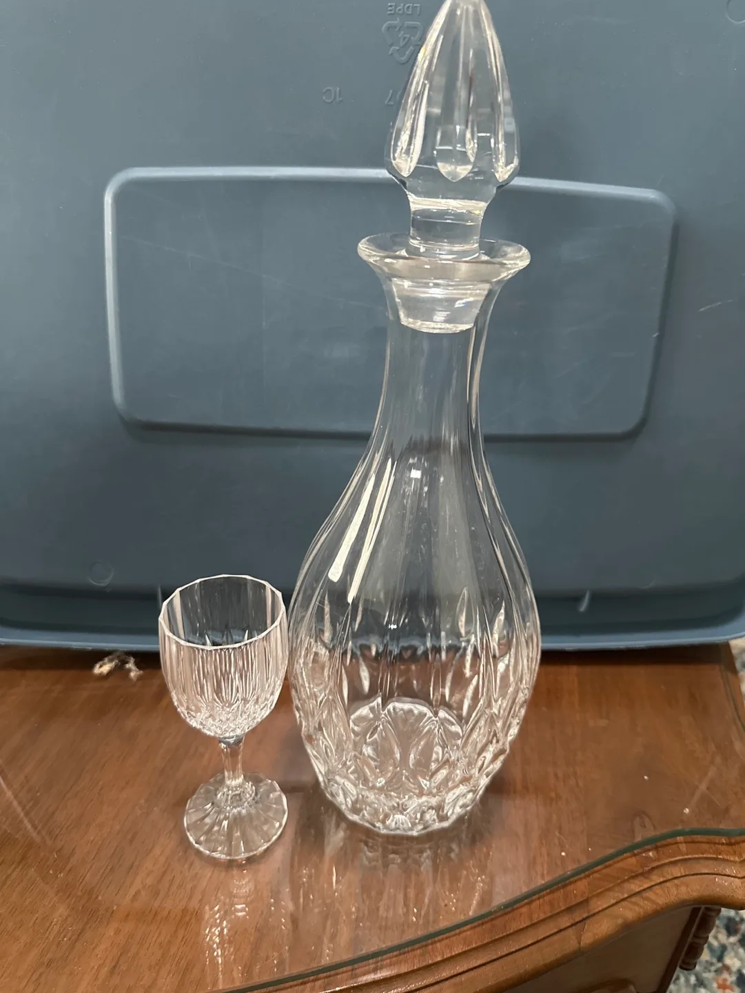 Crystal Decanter Set with 8 glasses image indicator(4)