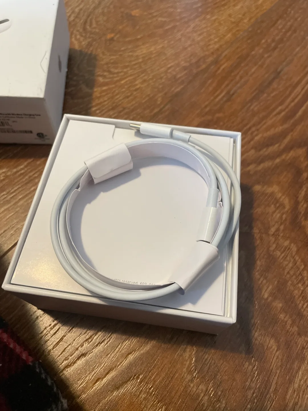 Apple Airpods Pro Box + USB-C charger image indicator(2)