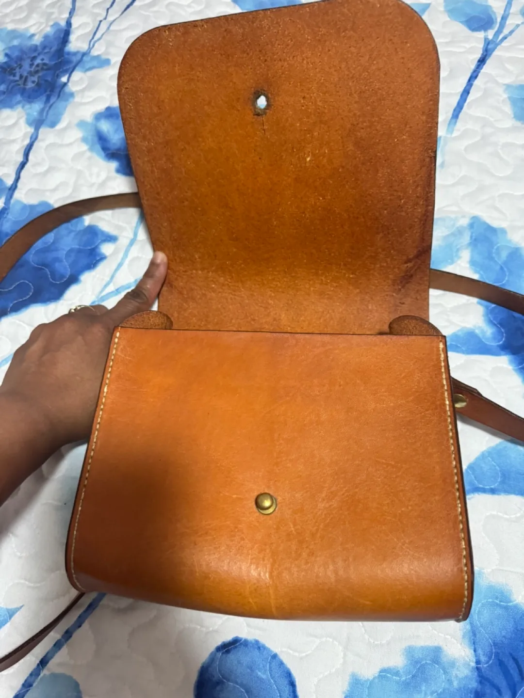 Handmade Brown Leather Crossbody Bag image indicator(3)