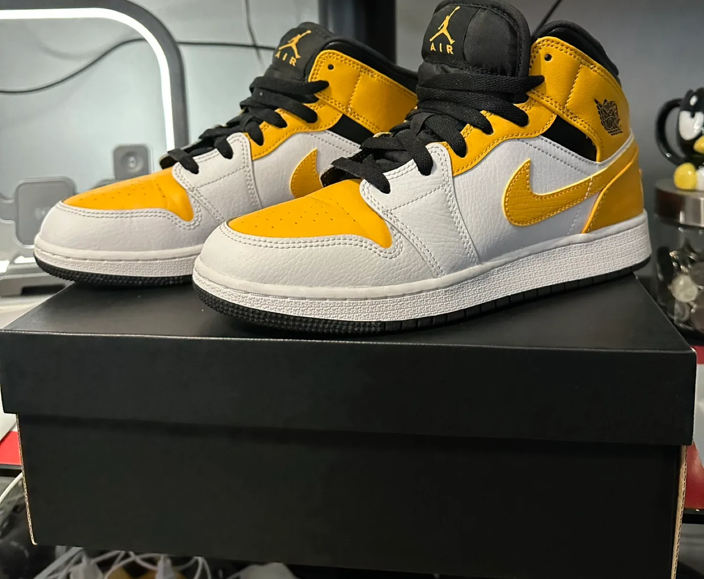Air Jordan 1 Mid GS 'University Gold' 6.5 Y thumbnail