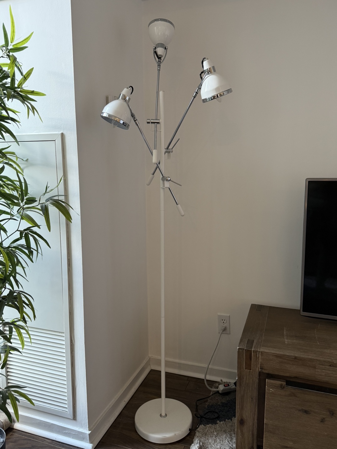 Three-light adjustable floor lamp