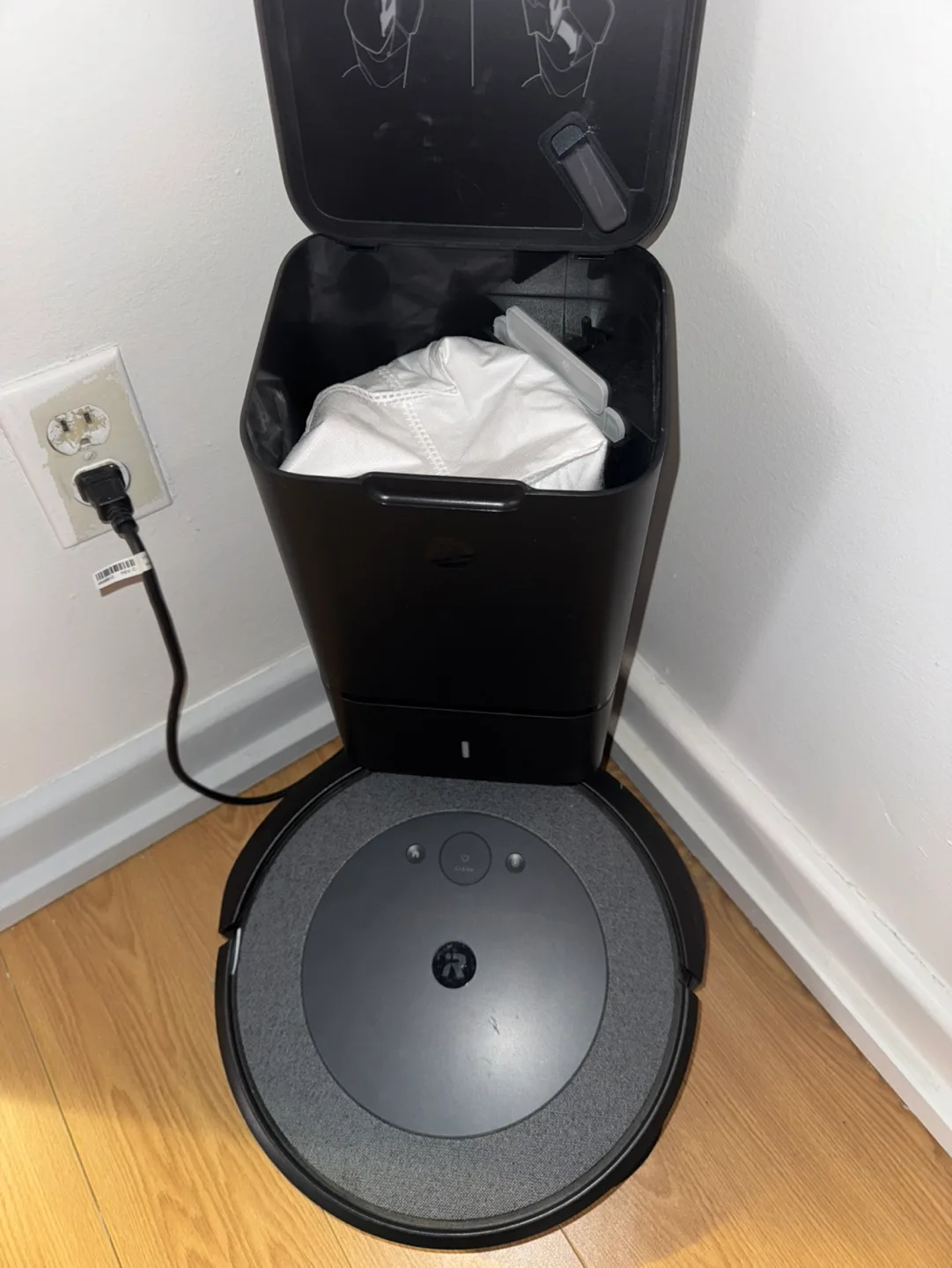 Roomba i3+ Robot Vacuum with Clean Base image indicator(4)