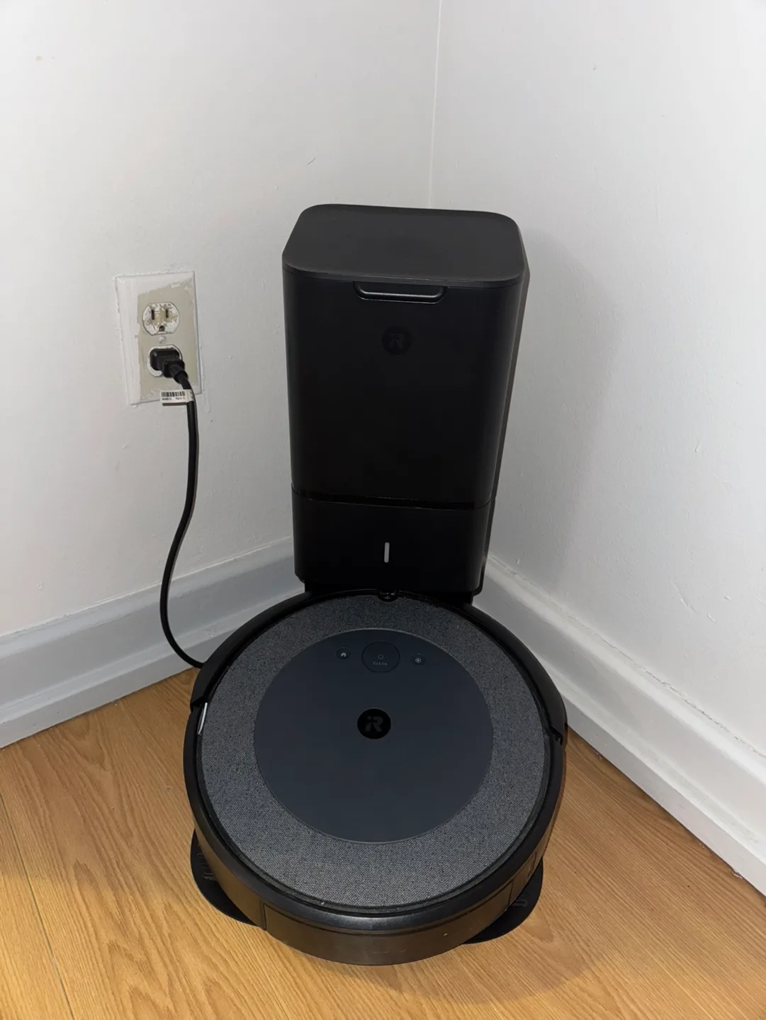 Roomba i3+ Robot Vacuum with Clean Base image indicator(2)