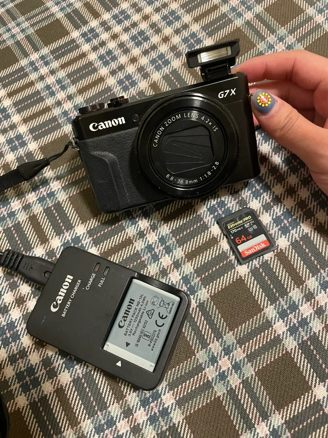 Canon PowerShot G7X Mark 2 Camera with Charger and 64GB SD Card thumbnail