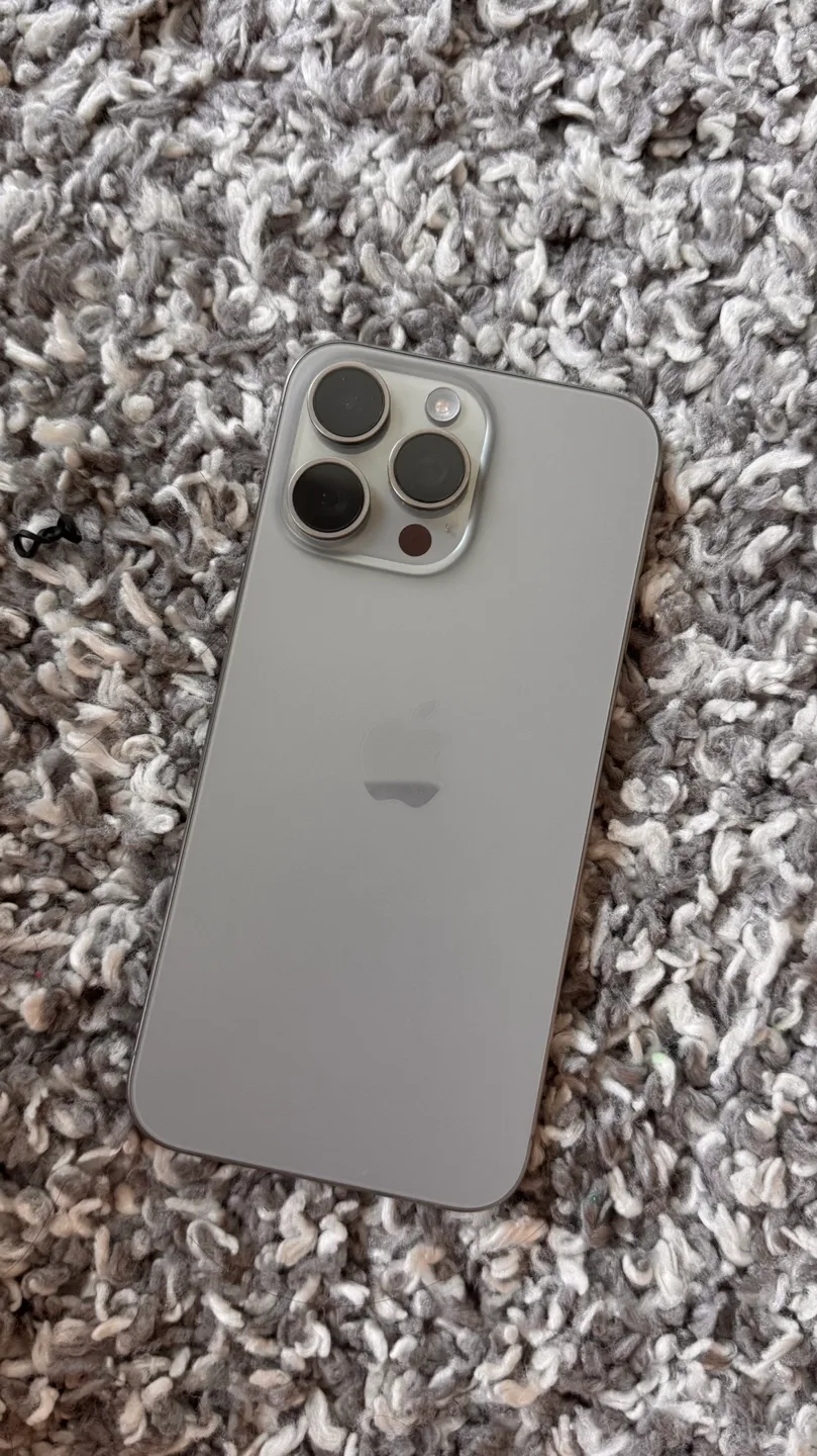 iPhone 15 Pro Max, 256 GB image indicator(9)