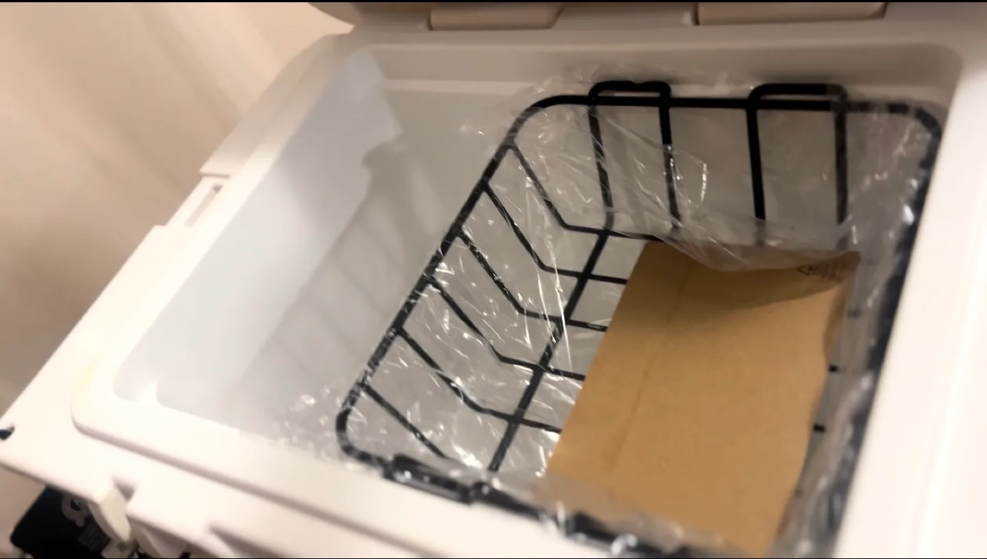 YETI Tundra 35 Hard Cooler - White image indicator(5)