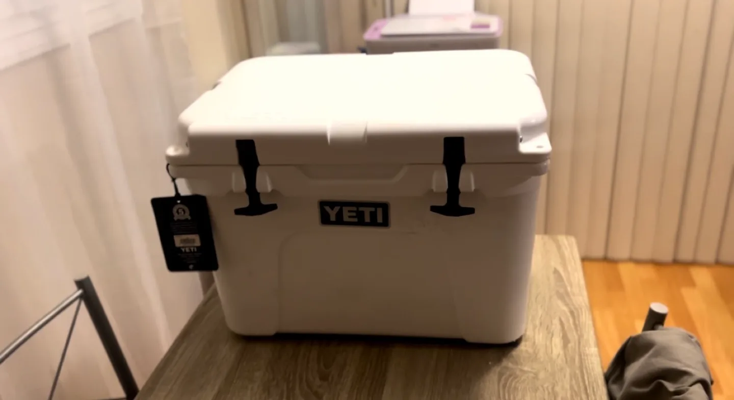 YETI Tundra 35 Hard Cooler - White image indicator(2)