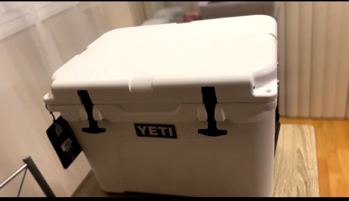 YETI Tundra 35 Hard Cooler - White image indicator(7)