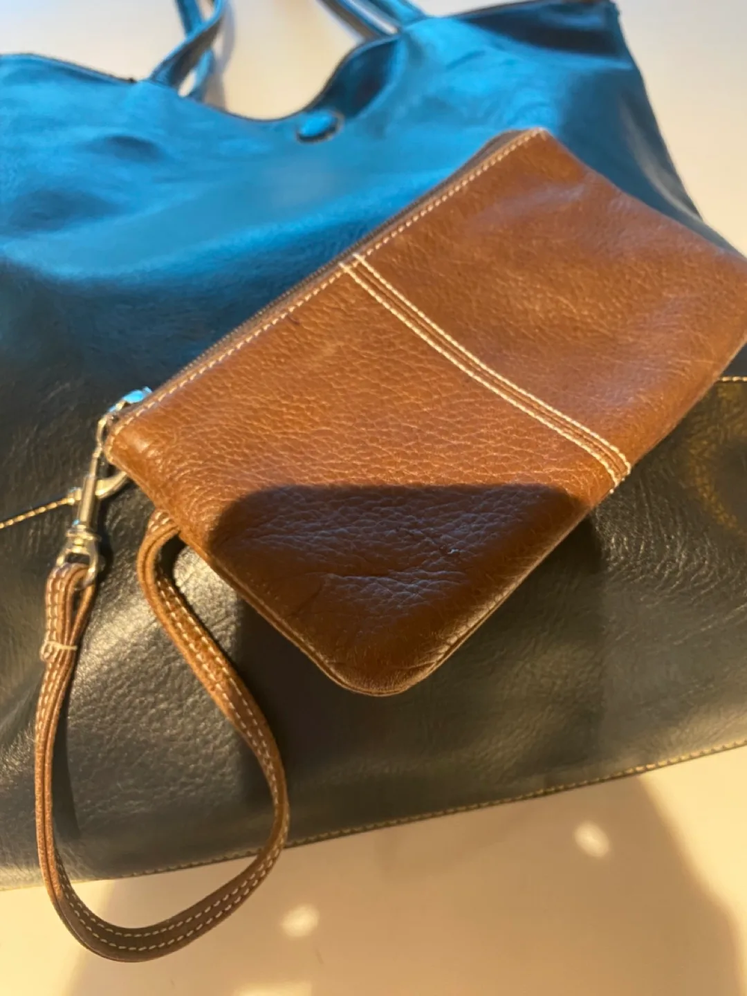 Soprano Leather Tote Bag with Matching Wallet image indicator(4)