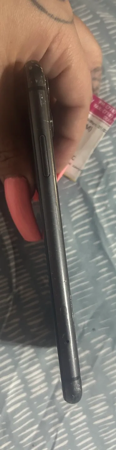 iPhone 11 - Damaged Back Glass - For Parts or Repair image indicator(2)