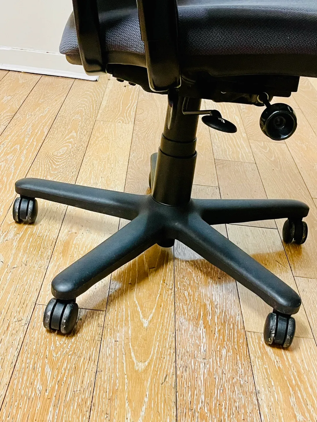 Office Chair with Adjustable Height and Armrests image indicator(3)