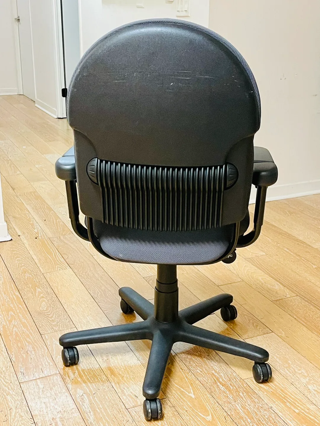 Office Chair with Adjustable Height and Armrests image indicator(2)
