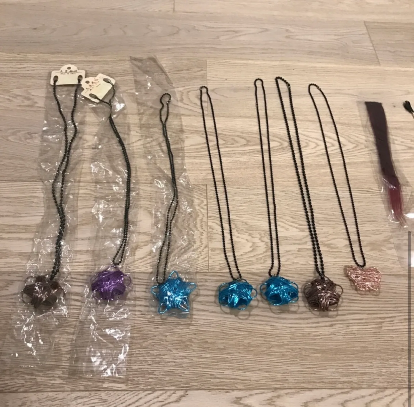 Wire pendant necklace bundle + accessories image indicator(2)