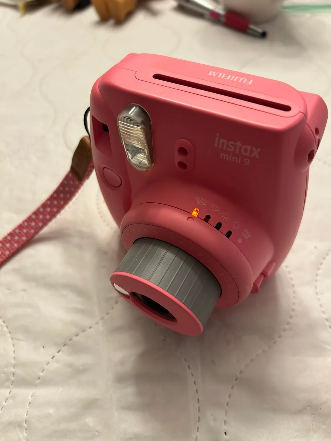 FujiFilm Instax Mini 9 Polaroid Camera Pink image indicator(4)