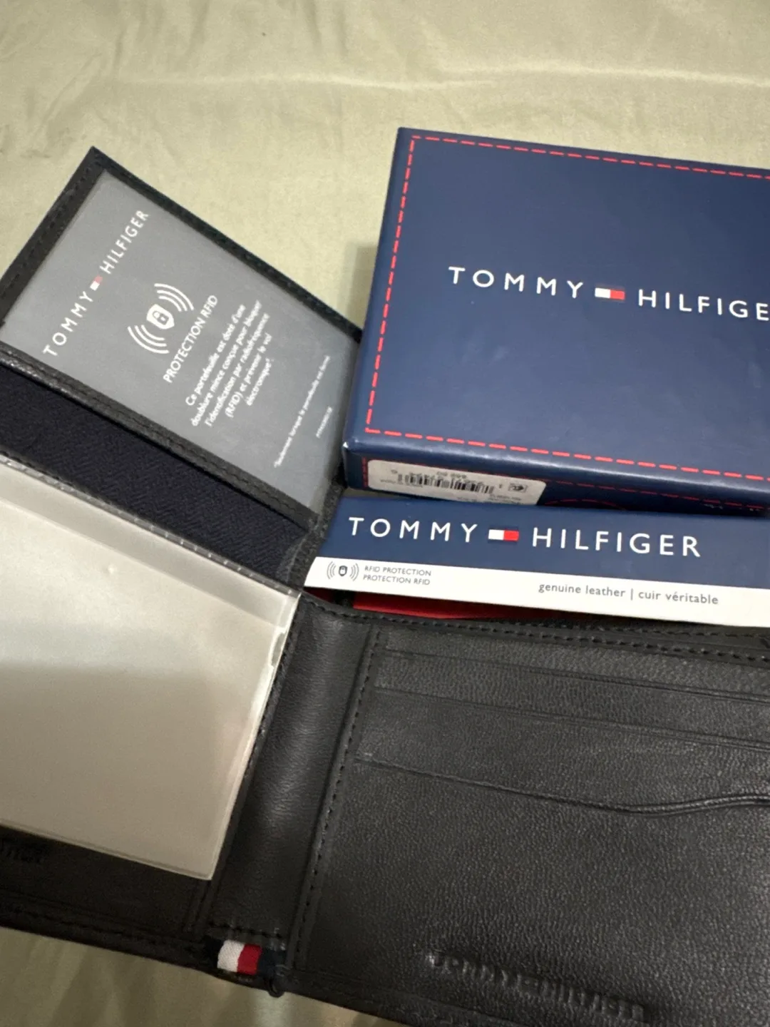 New Tommy Hilfiger Men's Black Leather Wallet image indicator(2)