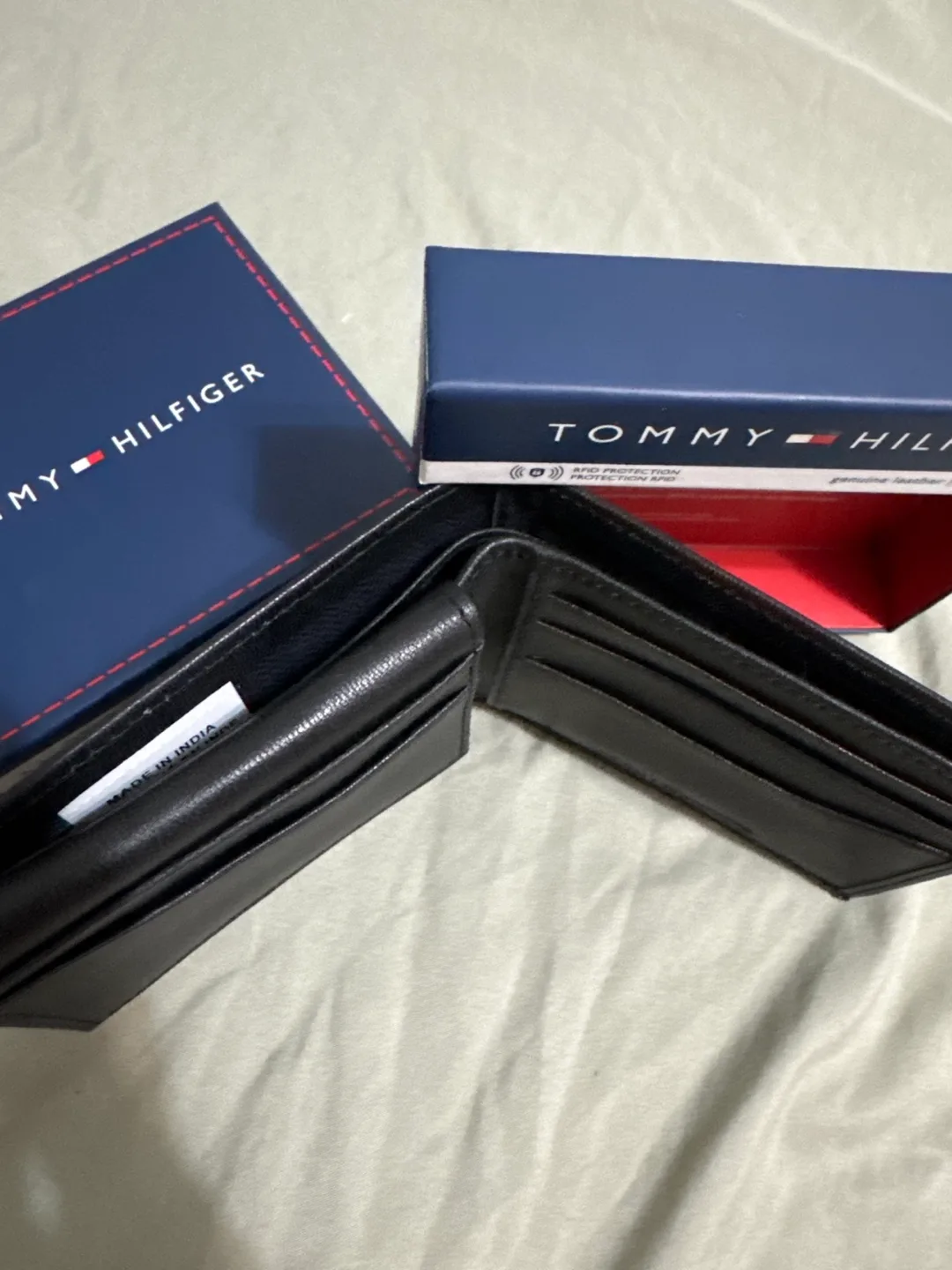 New Tommy Hilfiger Men's Black Leather Wallet image indicator(4)