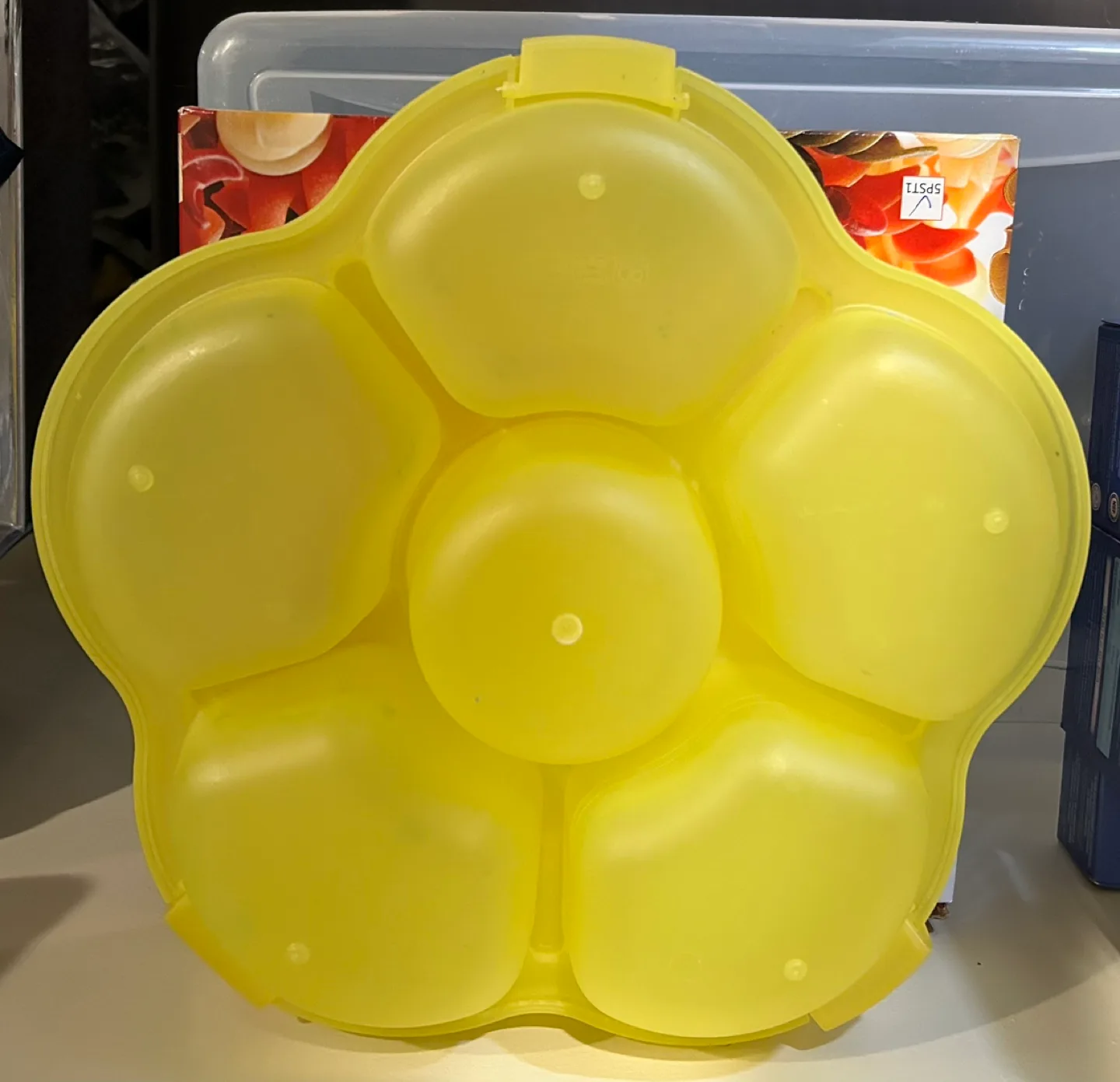 ✨✨Yellow Plastic Flower-Shaped Food Container with Lid image indicator(2)