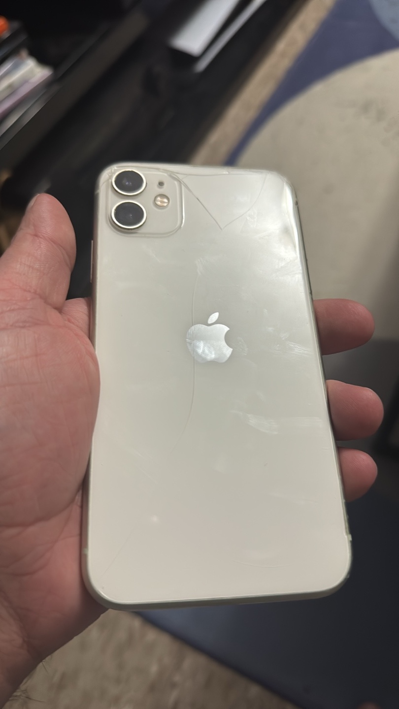 iPhone 11 - Cracked Back - 82% Battery Health