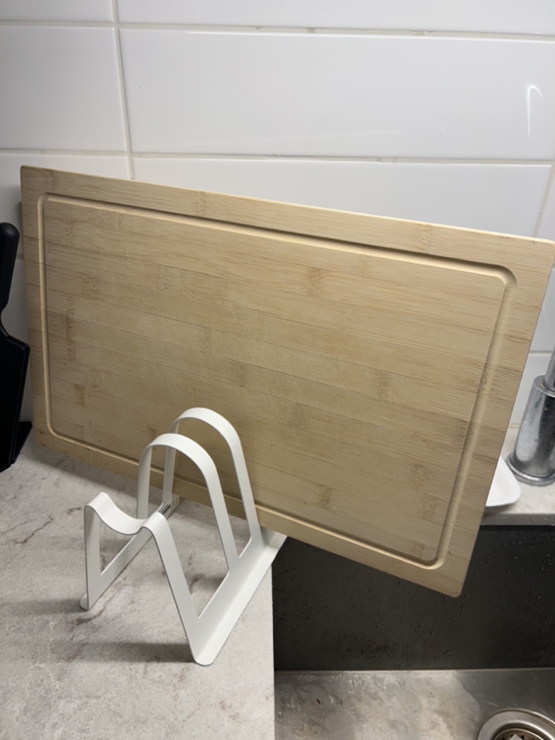 White Metal Cutting Board Rack - photo 2