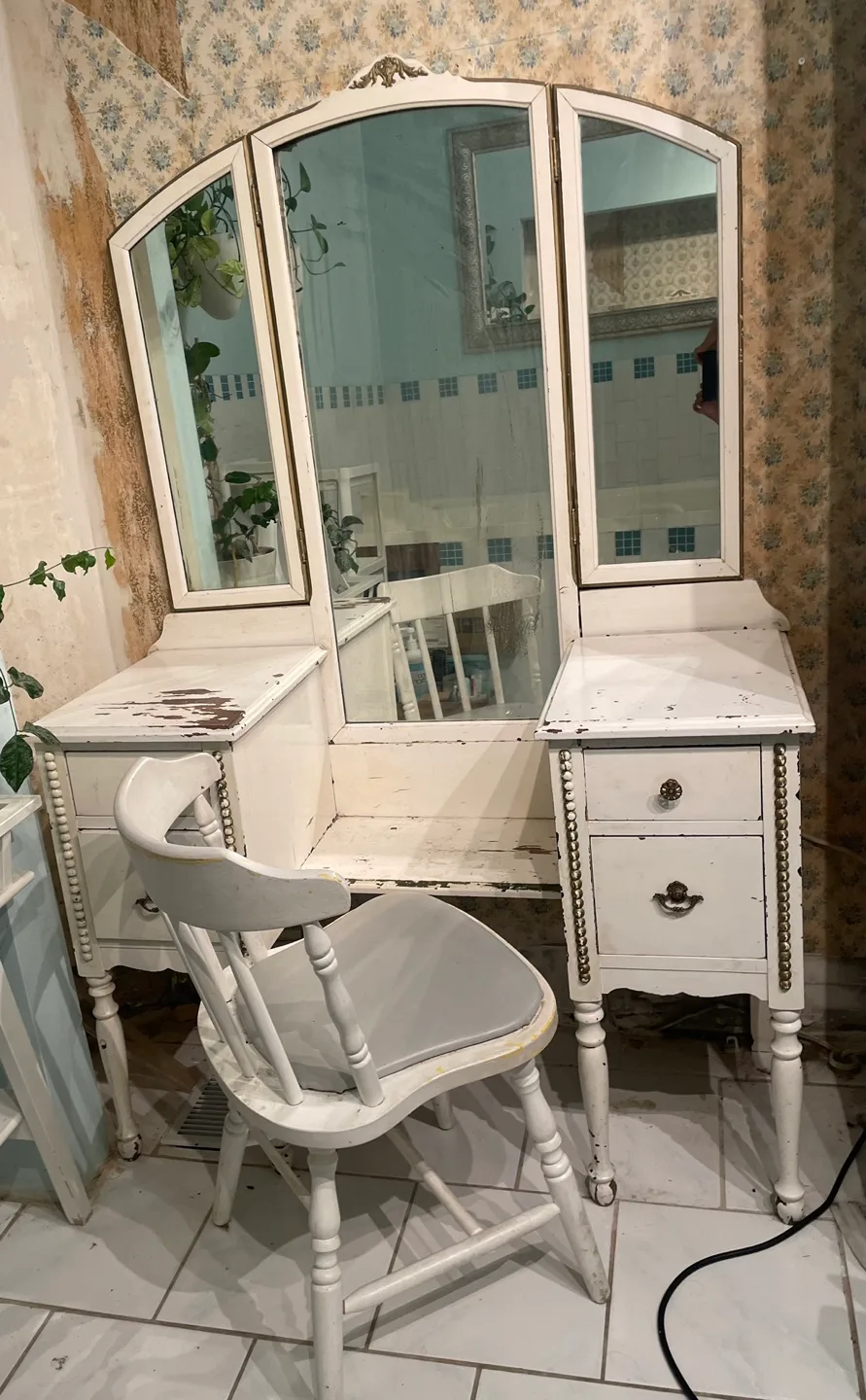 Vintage Vanity Set with Tri-fold Mirror thumbnail