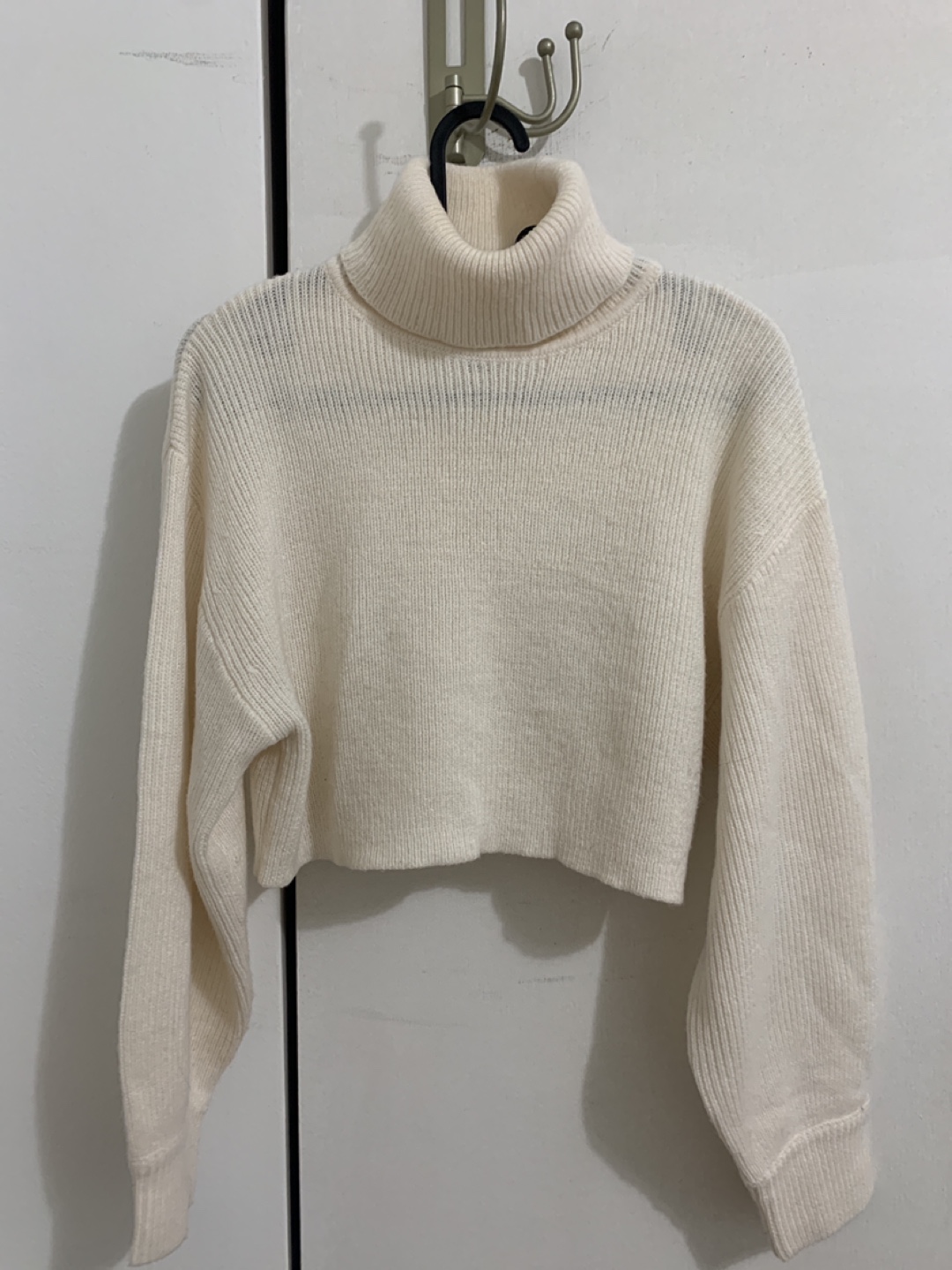 Cream-coloured H&M Divided Cropped Turtleneck Sweater
