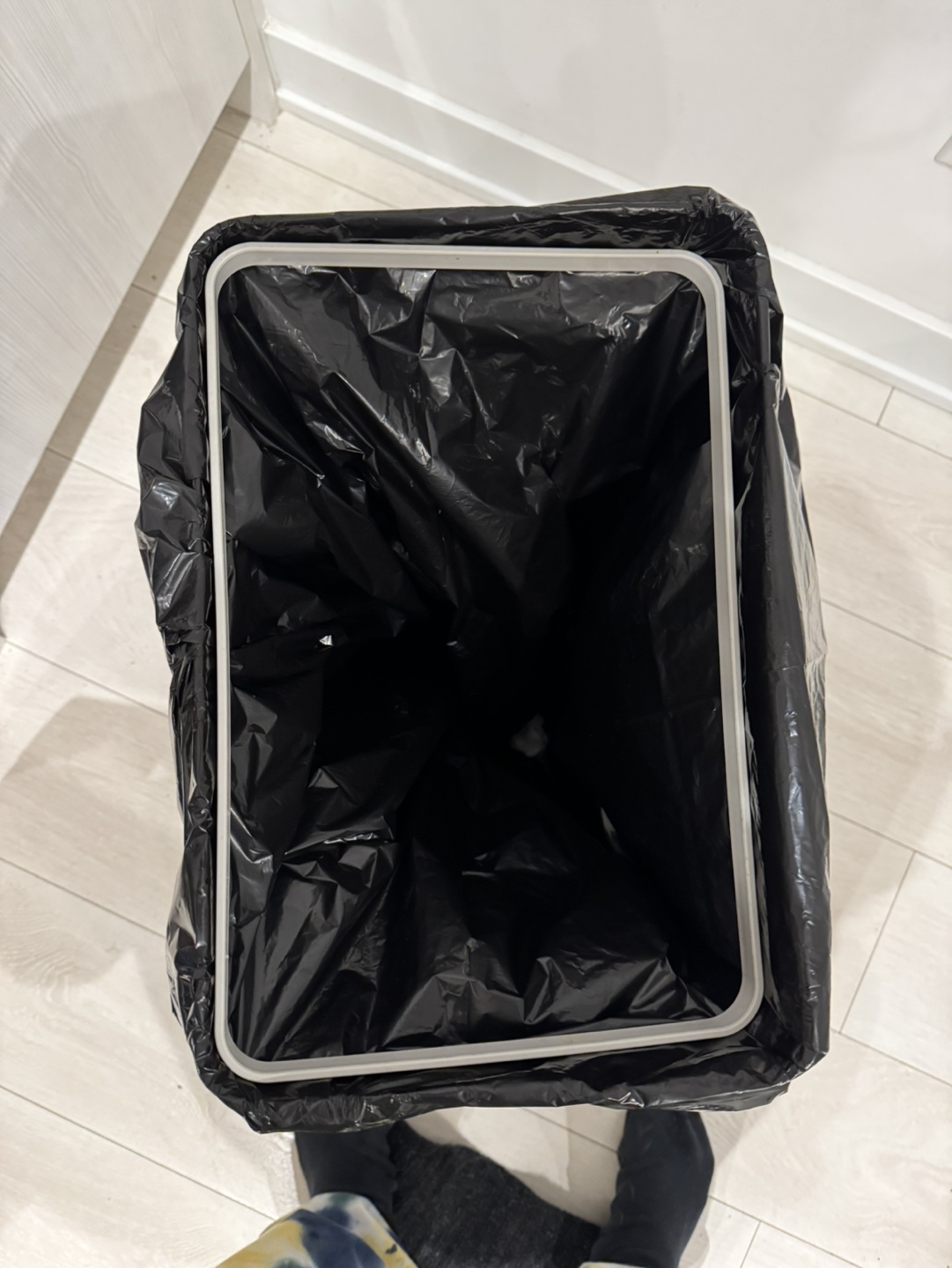 Grey Step-on Trash Can with Lid - photo 4