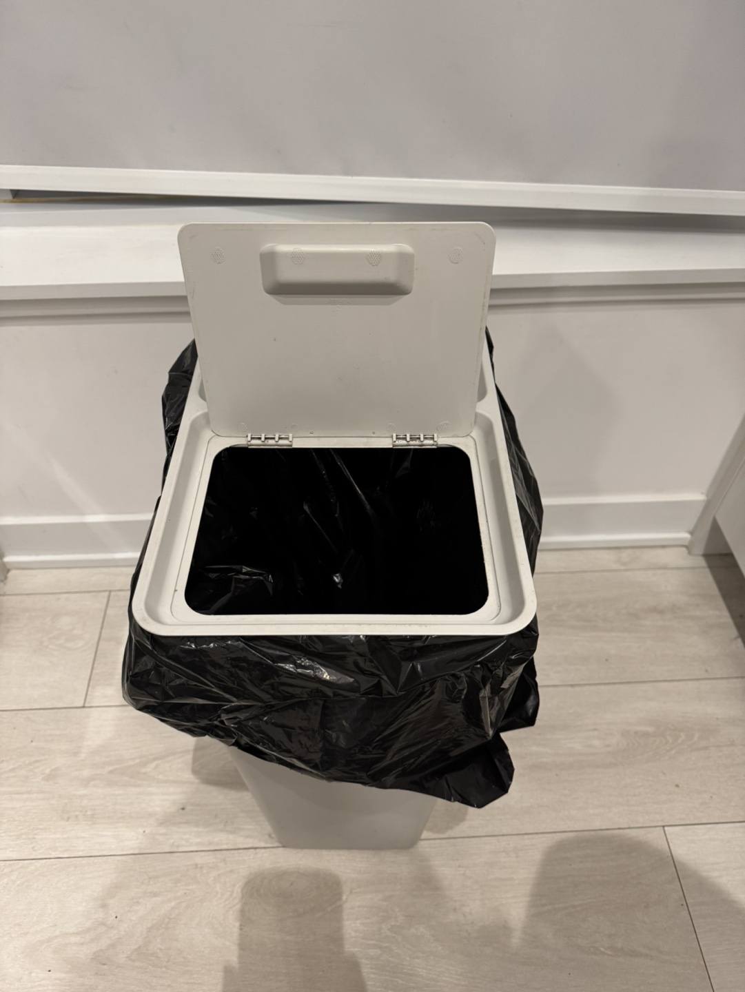 Grey Step-on Trash Can with Lid - photo 3