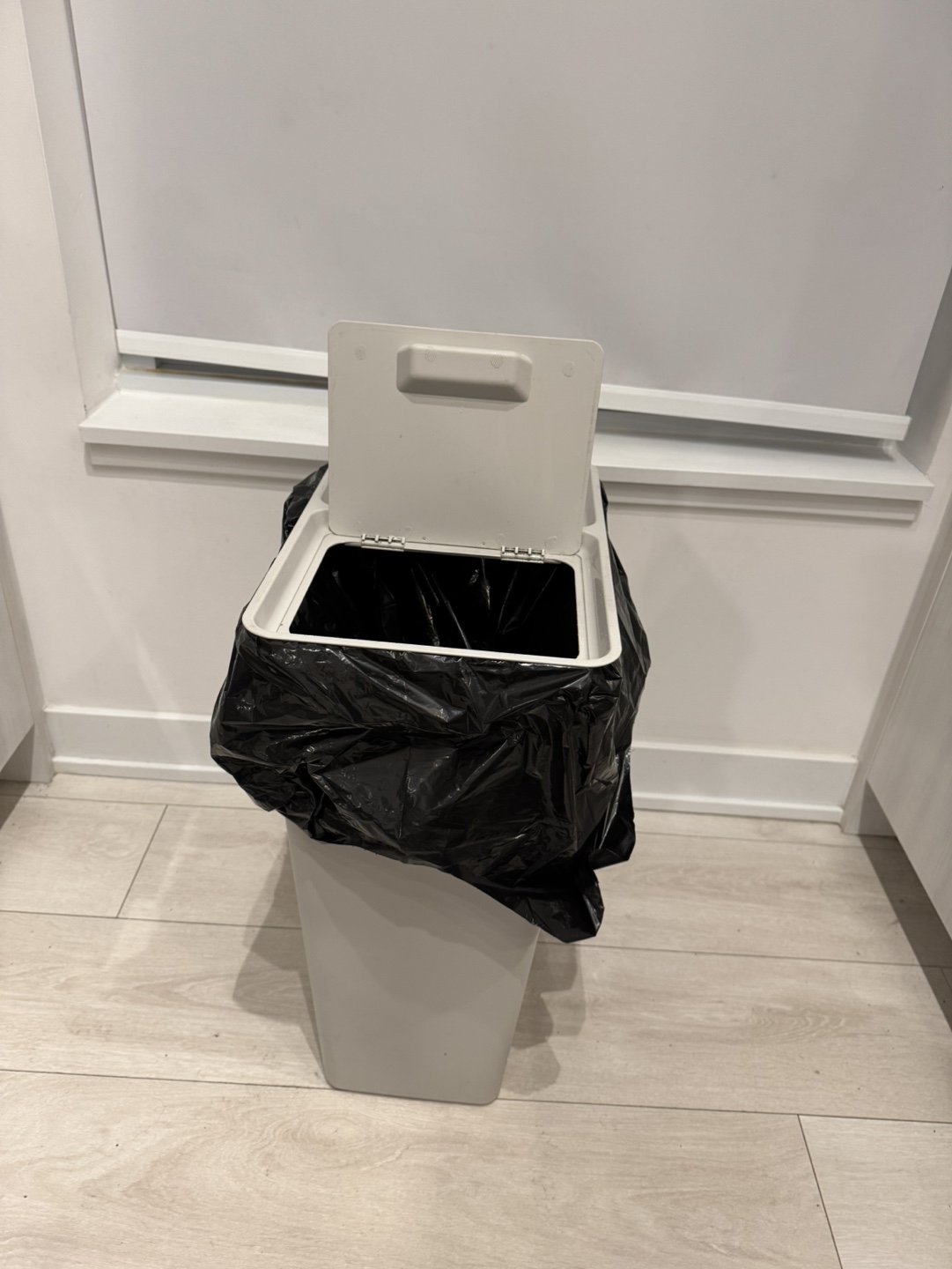 Grey Step-on Trash Can with Lid - photo 2