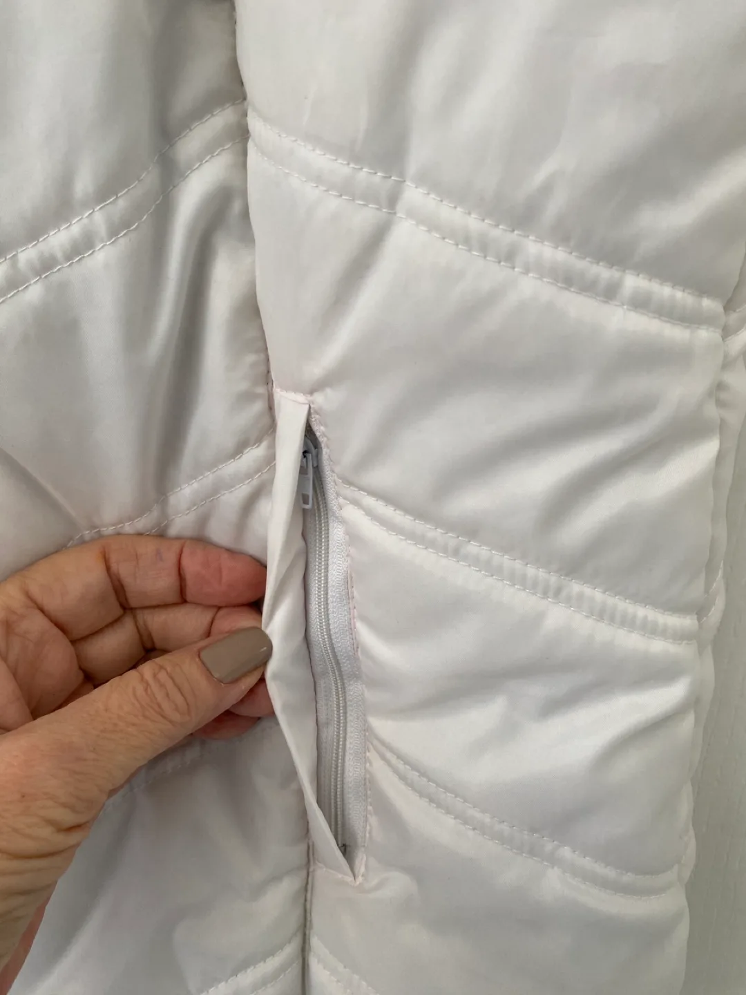 Fahrenheit Active Women's White Puffer Vest - Size M/M image indicator(3)