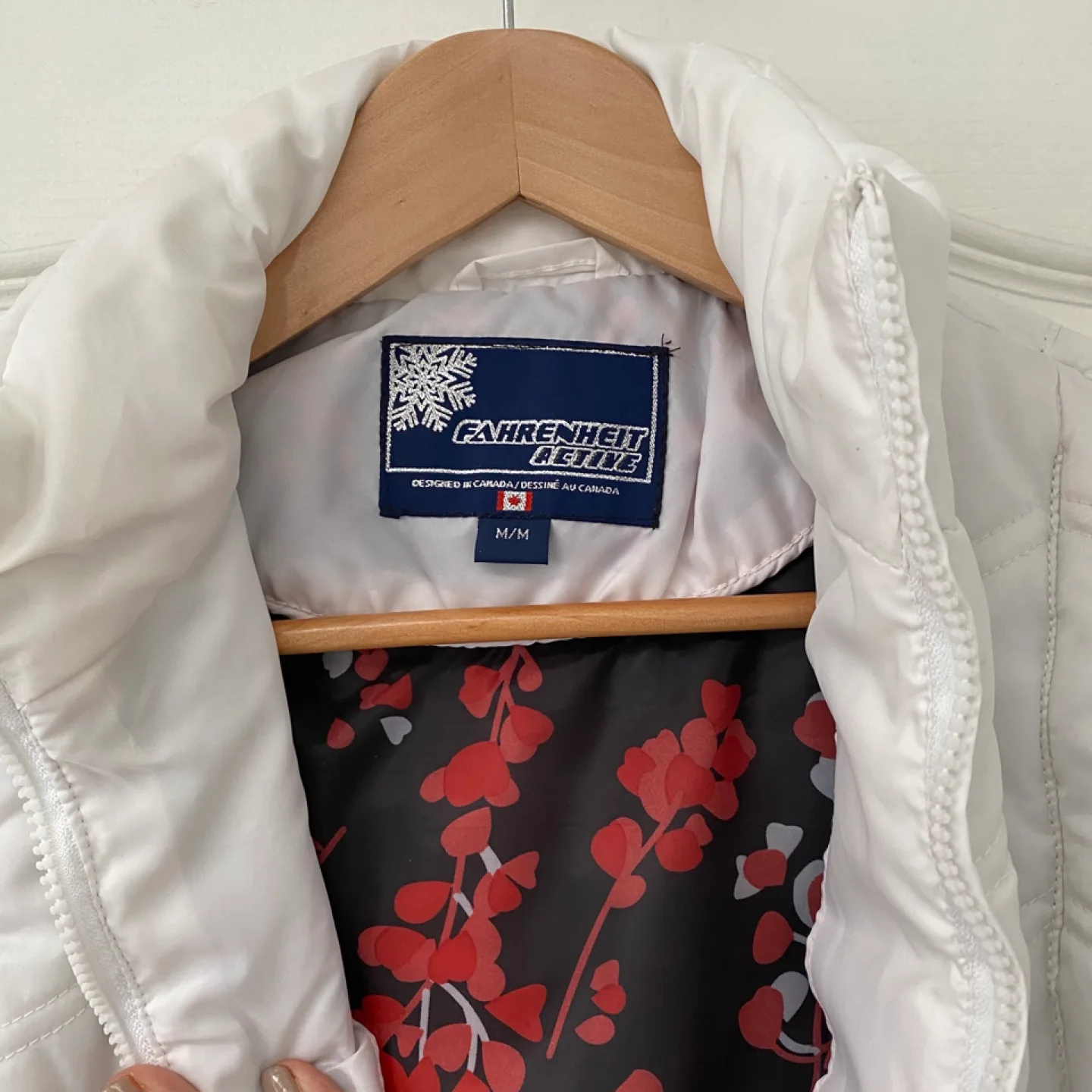 Fahrenheit Active Women's White Puffer Vest - Size M/M image indicator(2)