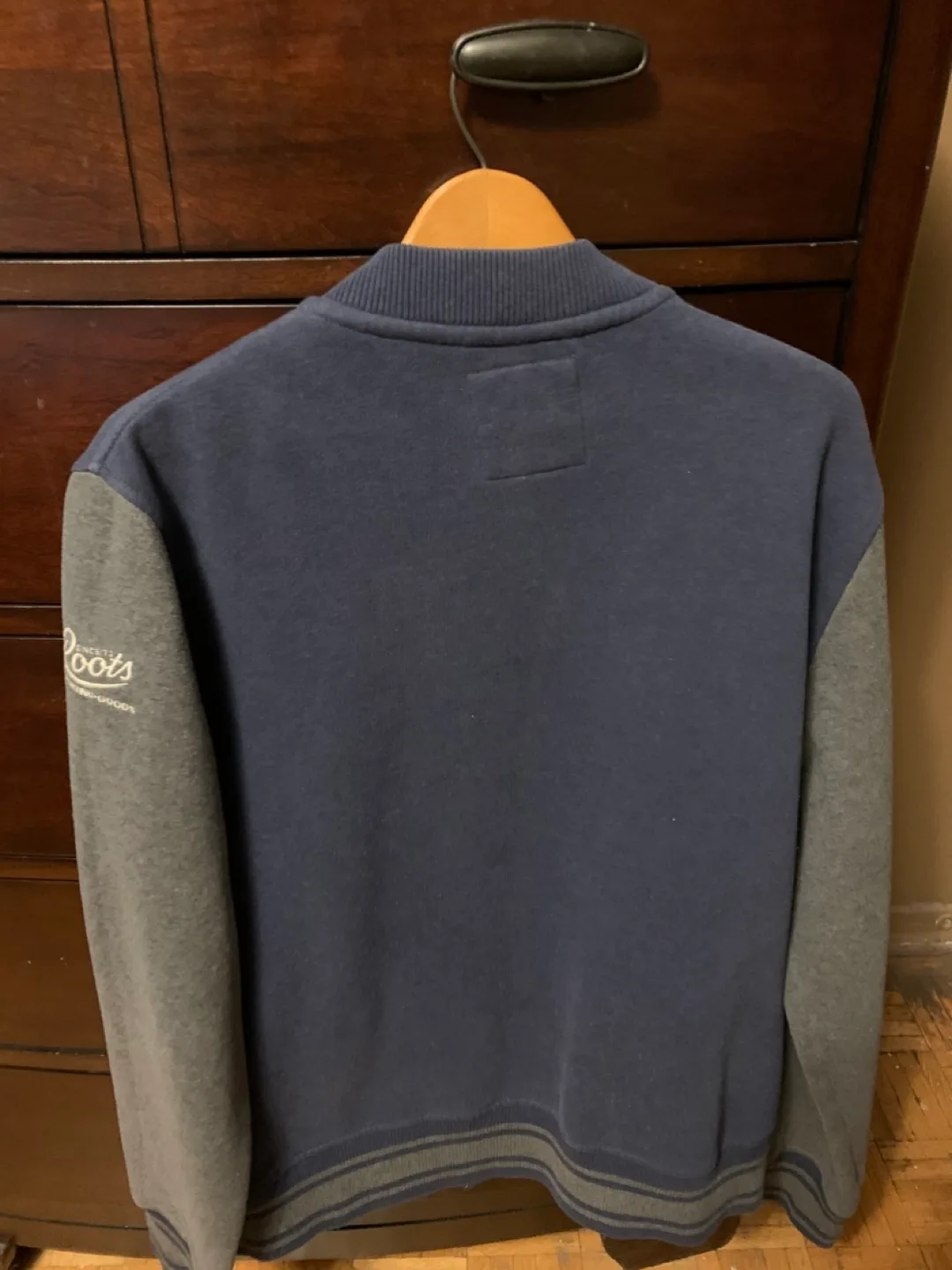 Pick up today price!! Vintage Roots Leafs Jacket ize XL image indicator(4)