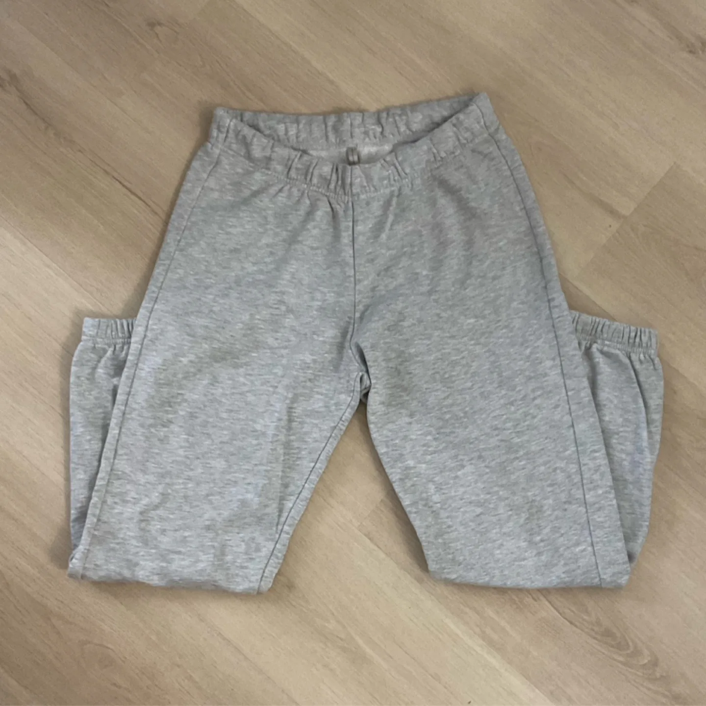 Grey sweatpants thumbnail