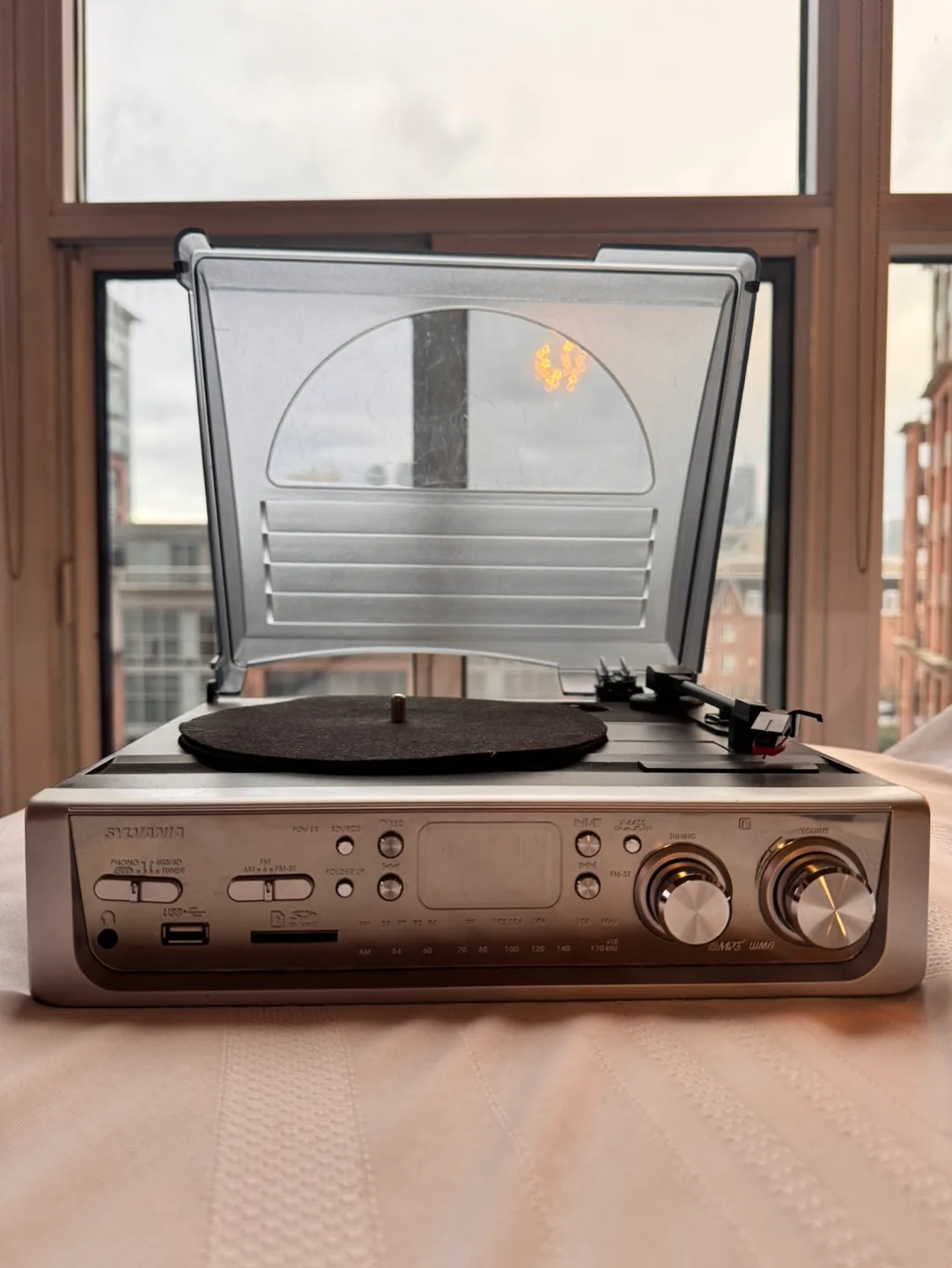 Sylvania SRCD873 Turntable with Stereo Radio and USB/SD Encoding image indicator(2)