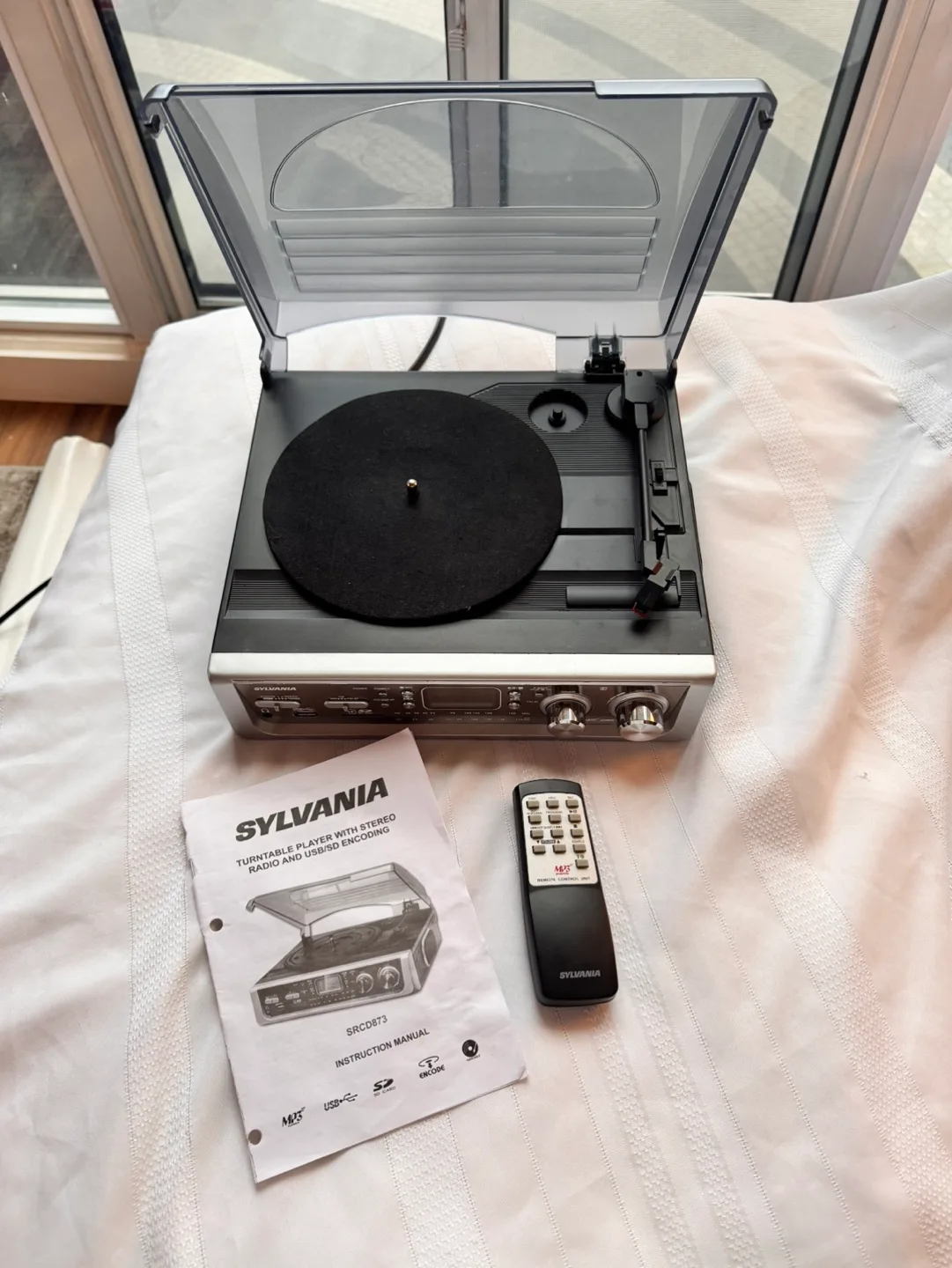 Sylvania SRCD873 Turntable with Stereo Radio and USB/SD Encoding image indicator(3)