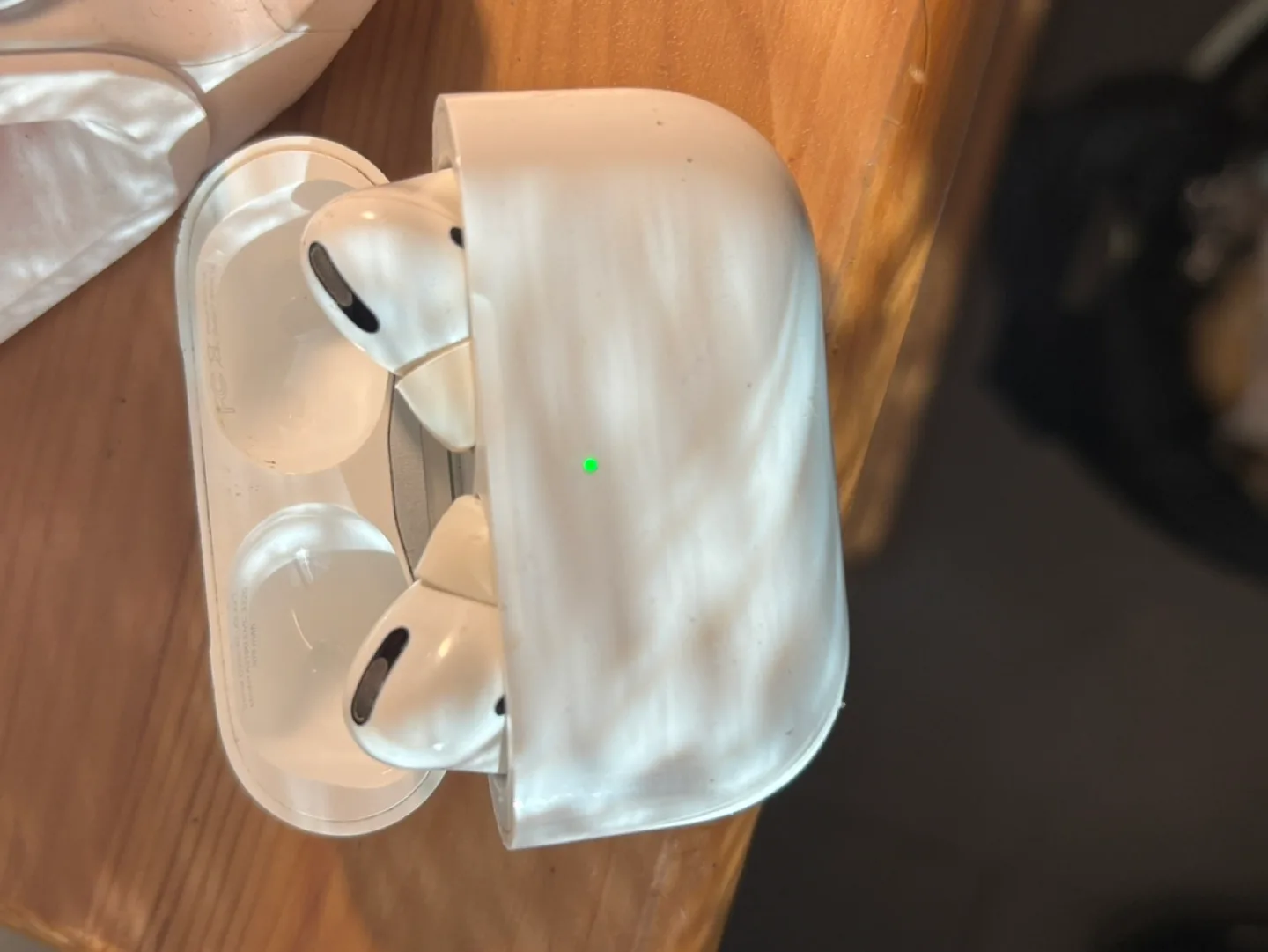 Apple AirPods with Charging Case image indicator(3)
