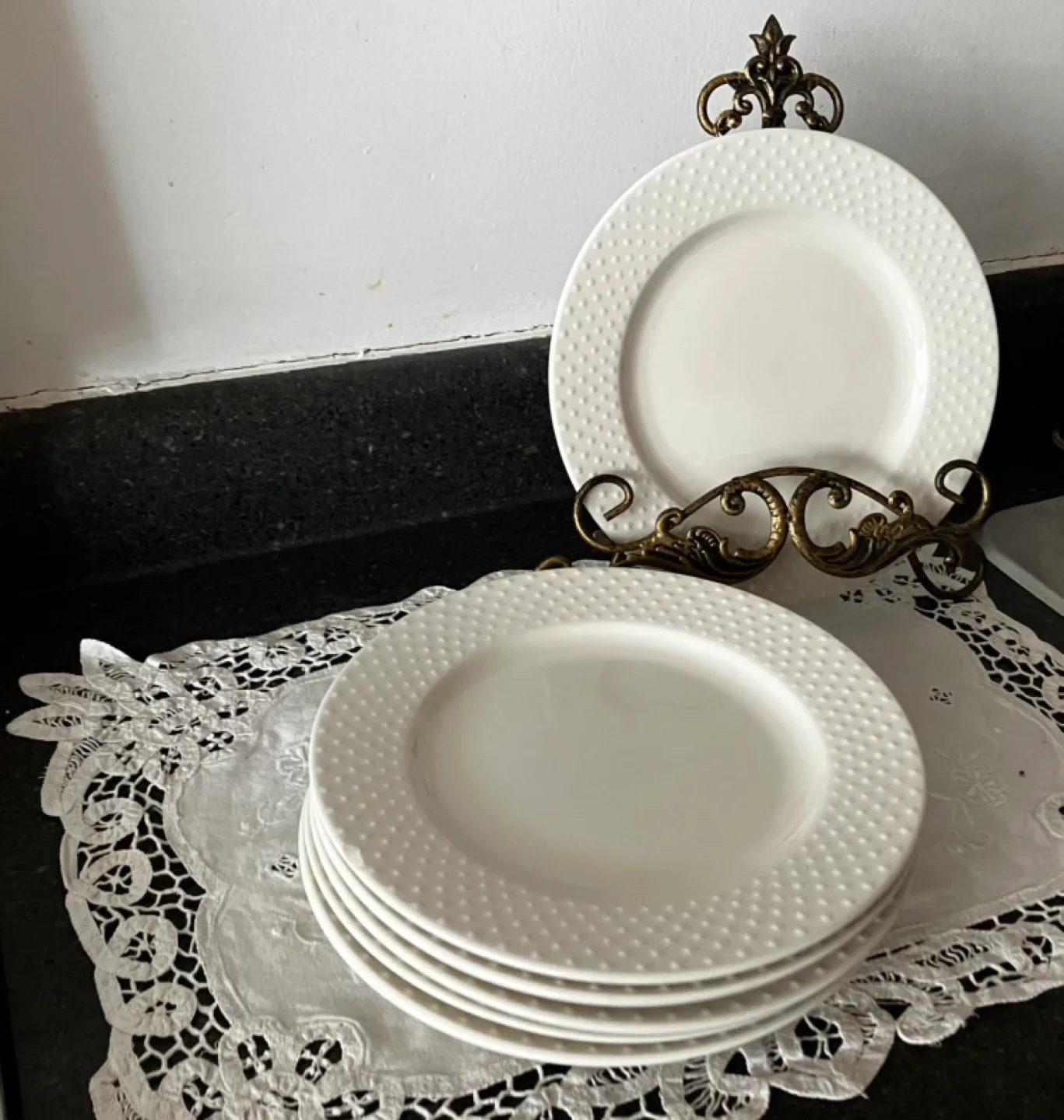 Set of 18  plates with textured surface image indicator(2)