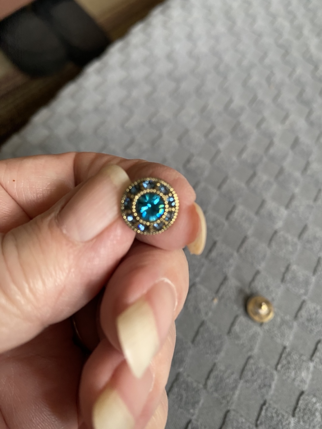 Stunning Heidi Daus Teal Crystal Stud Earrings - photo 3