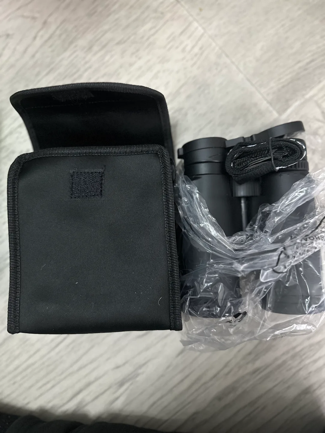 Tasco ES10X42 Roof Prism Roof MC Box Binoculars, Black image indicator(4)