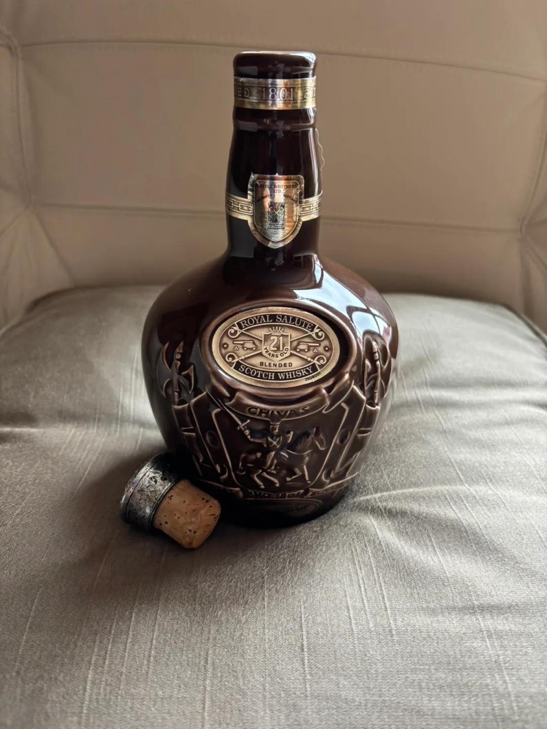 Empty Vintage Royal Salute 21 Year old Whisky Ceramic Bottle image indicator(2)