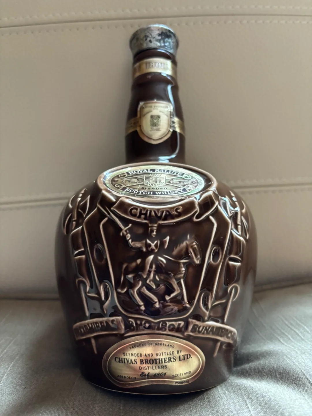 Empty Vintage Royal Salute 21 Year old Whisky Ceramic Bottle image indicator(4)