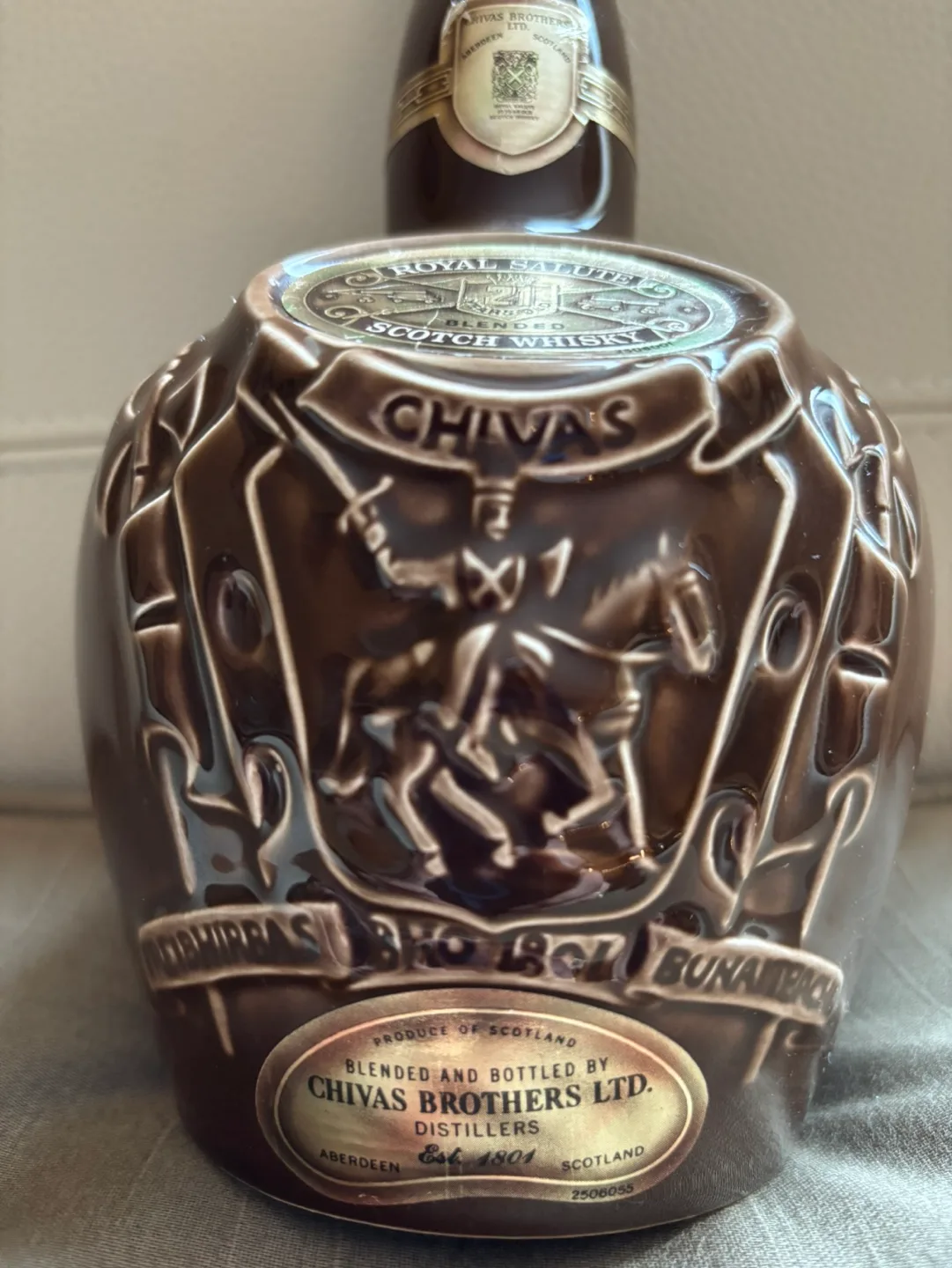 Empty Vintage Royal Salute 21 Year old Whisky Ceramic Bottle image indicator(3)