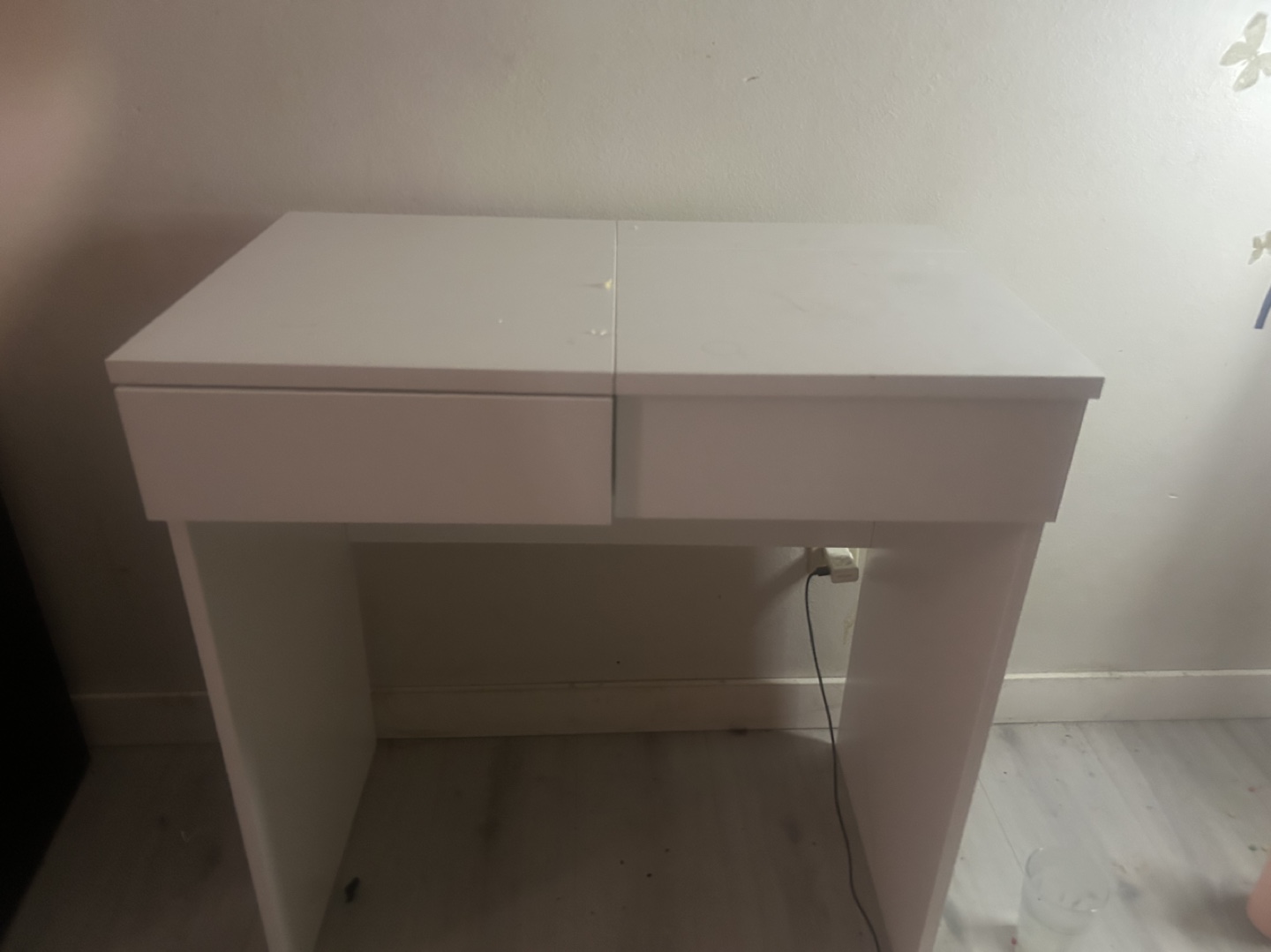 White Corner Dressing Table with Mirror & Rug