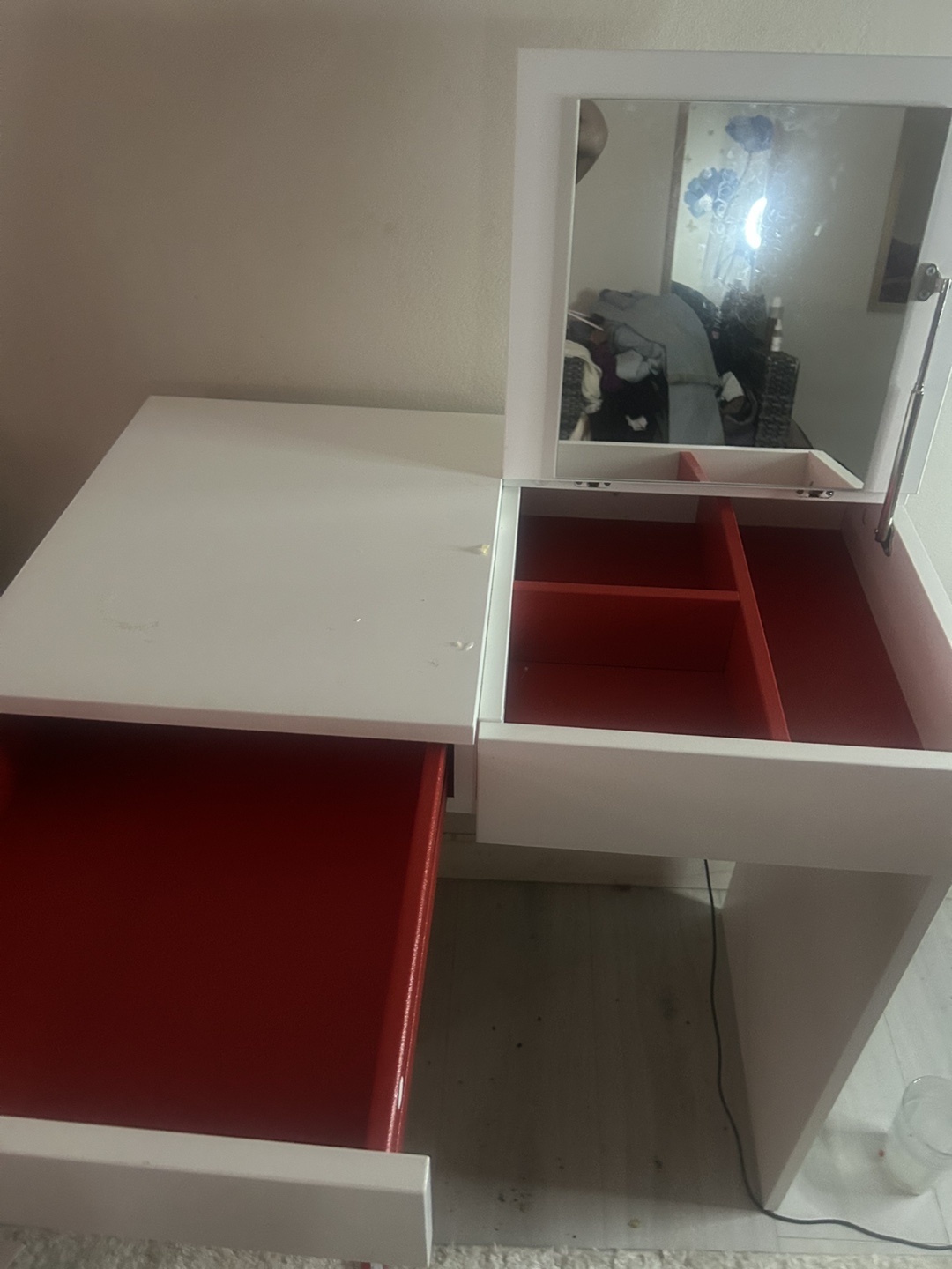 White Corner Dressing Table with Mirror & Rug - photo 2