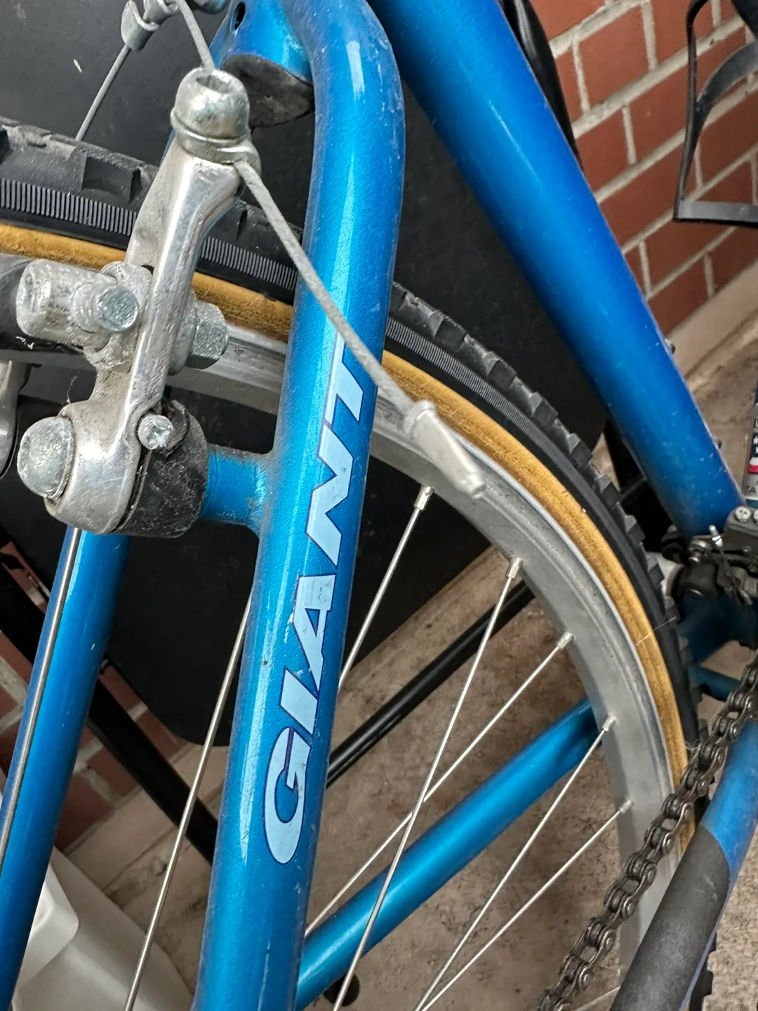 Giant Boulder Ridge Mountain Bike with Kryptonite Lock image indicator(6)