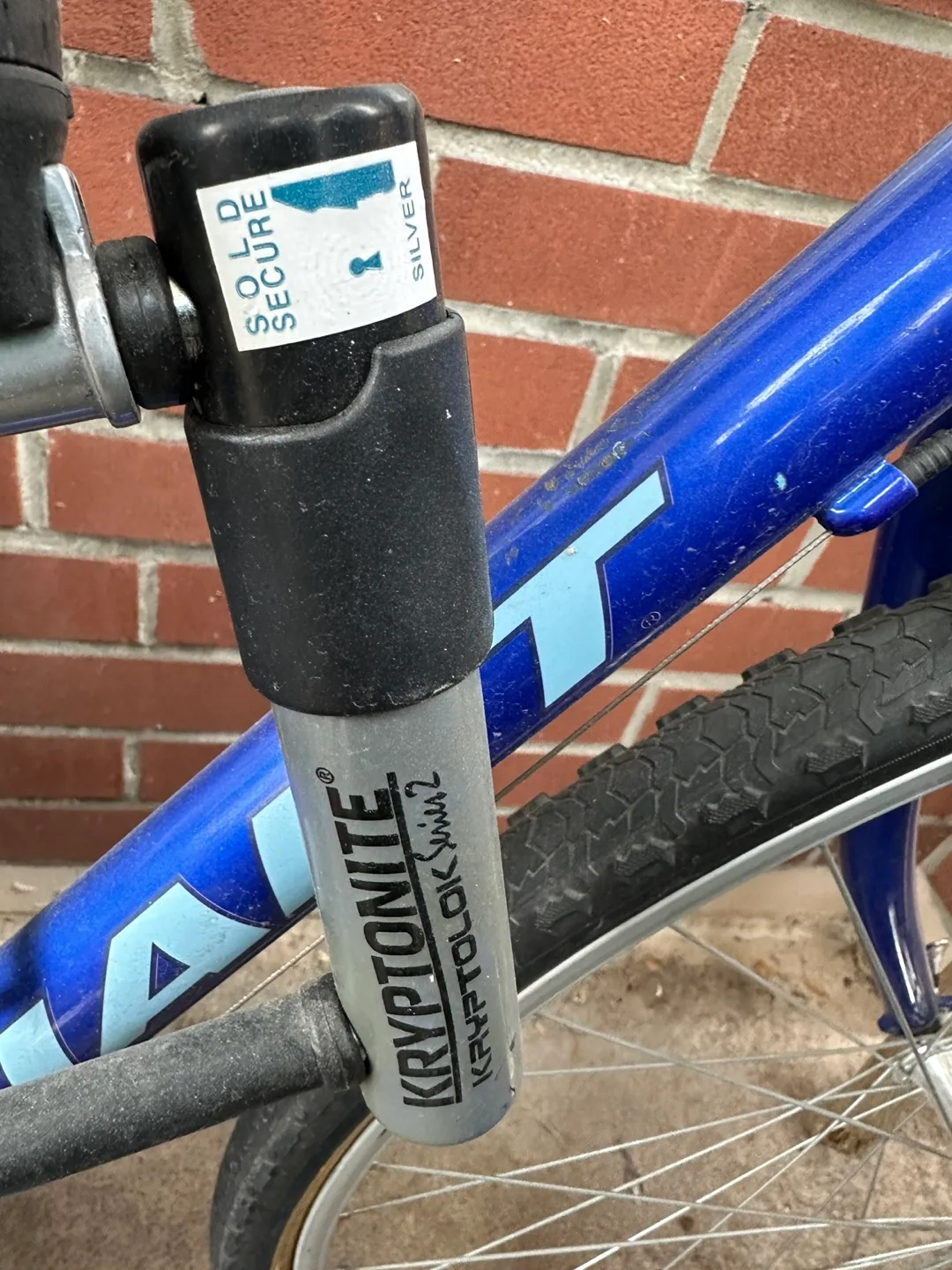 Giant Boulder Ridge Mountain Bike with Kryptonite Lock image indicator(5)