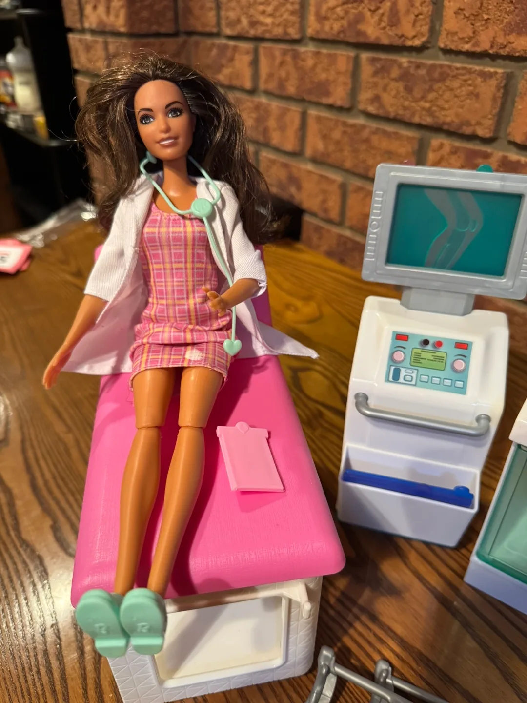 Barbie Fast Cast Clinic Playset image indicator(2)