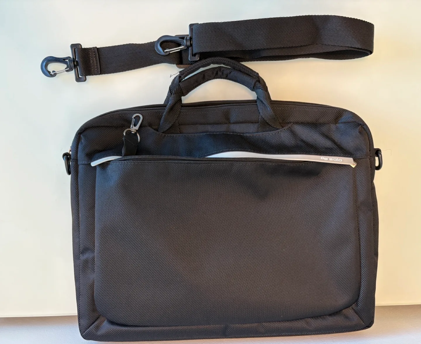 *Like New* Durable Laptop Bag w Stationary Organizer and Strap image indicator(4)