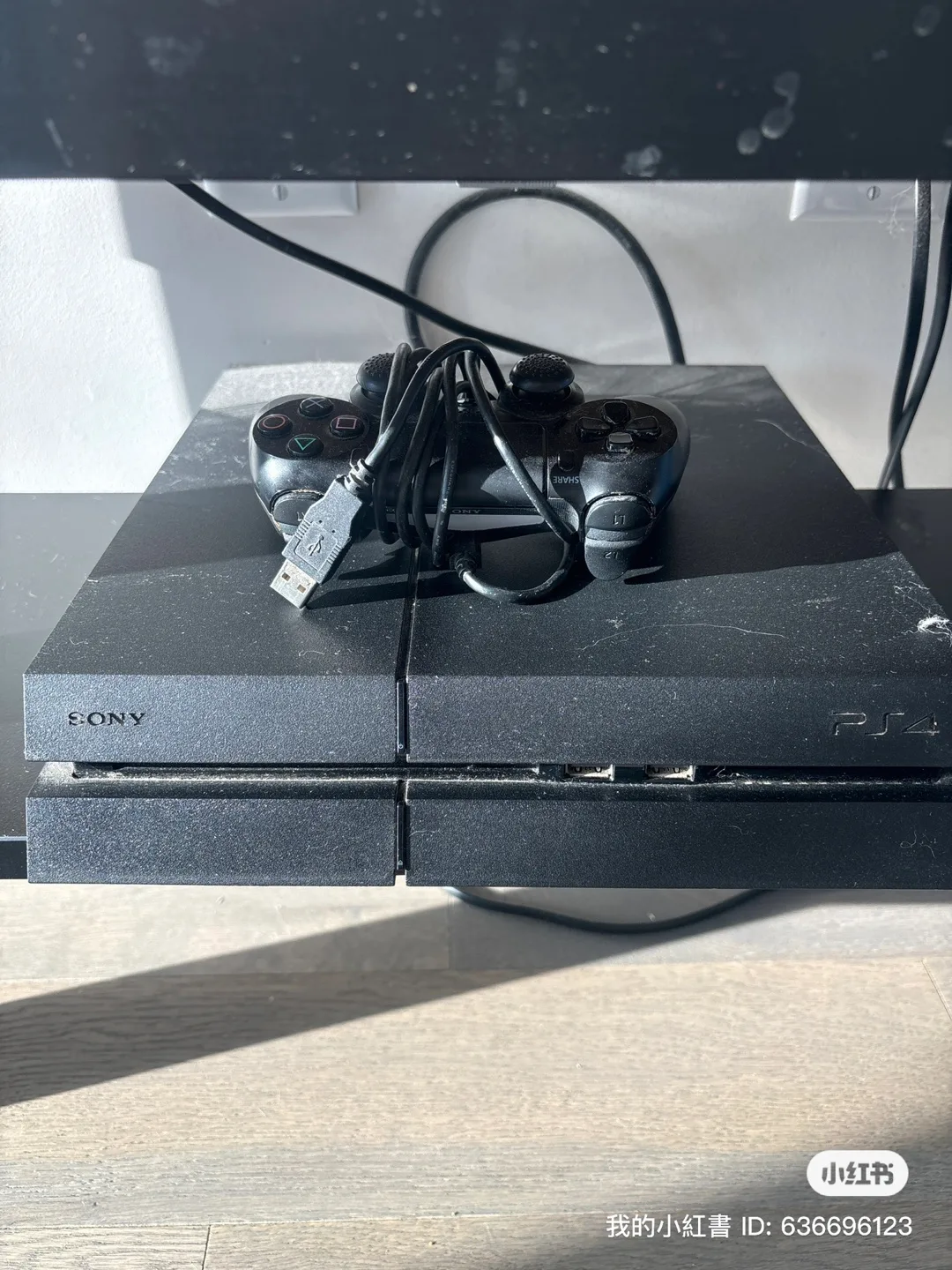 PS 4 Console with Controller and Grand Theft Auto V image indicator(3)